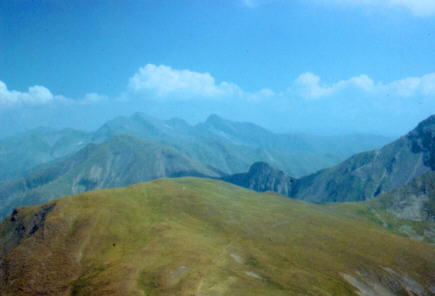 Blick ber den abgeflachten Virtopu Rosu zum Serbota und Negoiu