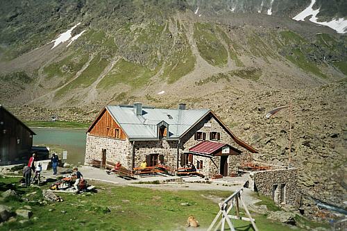 Die Winnebachseehtte am gleichnamigen See. Idealer Ausgangspunkt fr eine Tour auf den Breiten Griesskogel.